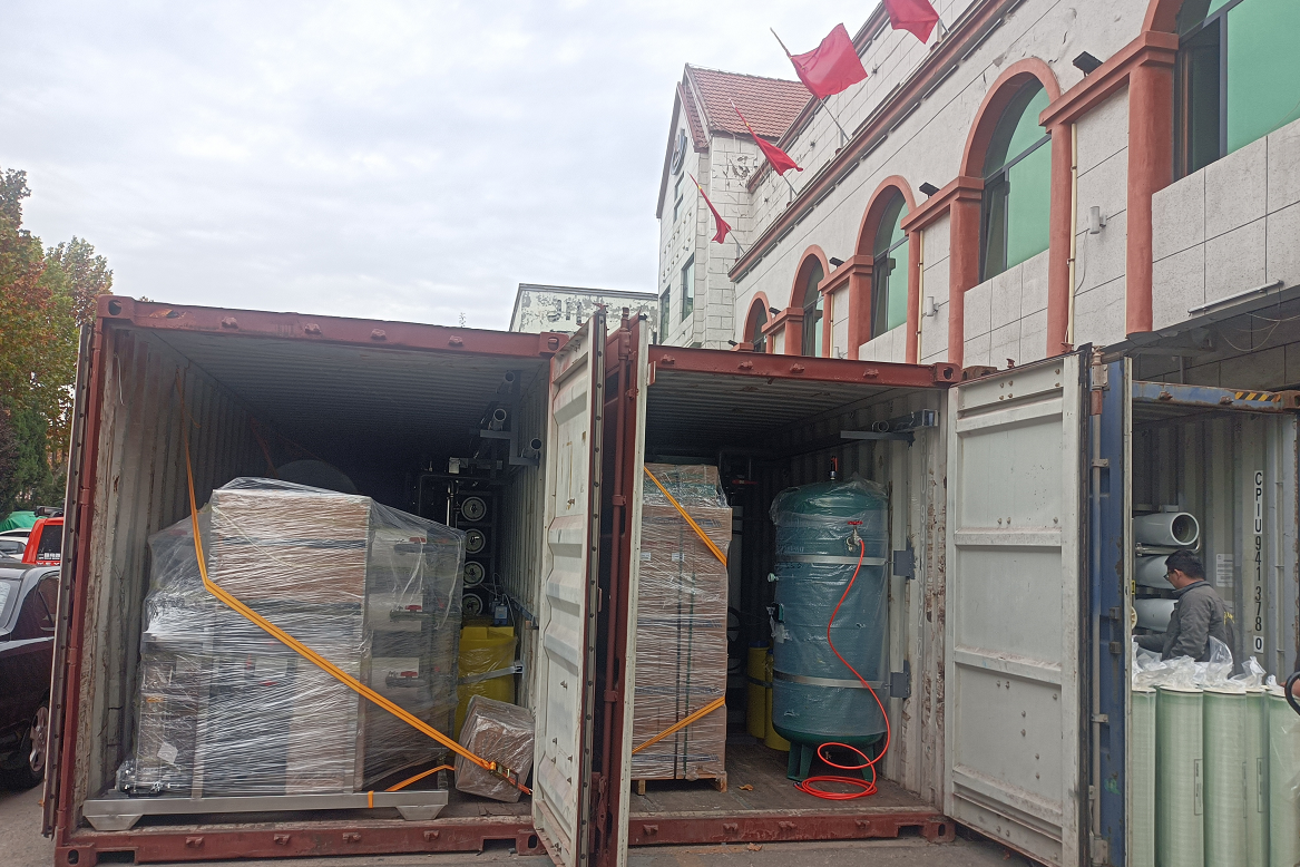 【川一股份】30T超滤设备+20T单级反渗透设备装车发往阿联酋