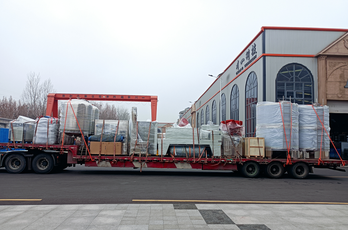 【川一股份】10T反渗透设备+6000瓶水灌装线水厂设备装车发往河南驻马店